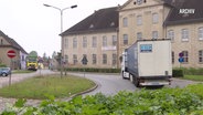 Ein LKW fährt durch eine Straße in Mirow (Archivbild). © Screenshot 