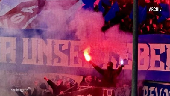 Eine Person mit Pyrotechnik im Stadion des Vereins Hansa Rostock (Archivbild). © Screenshot 