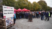 Arbeiter und Arbeiterinnen der FSG stehen auf einem Platz und protestieren. © Screenshot 