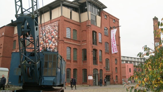 Besucher laufen zum Eingang des Museums der Arbeit in Hamburg. © Screenshot 