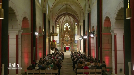 Der Innenraum einer Kirche bei einem Gottesdienst. © Screenshot 