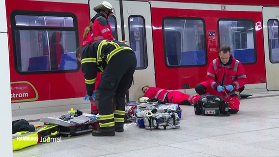 Rettungskräfte vor der S-Bahn. © Screenshot 