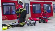 Rettungskräfte vor der S-Bahn. © Screenshot 