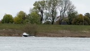 Ein führerloses Motorboot auf der Elbe. © Screenshot 