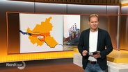 Moderator Thilo Tautz steht im Studio. © Screenshot 