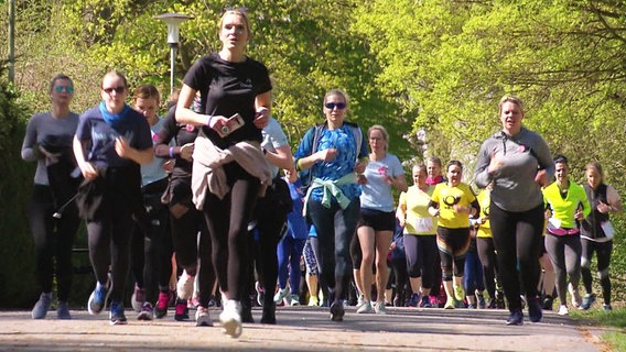 Teilnehmerinnen beim Frauenlauf in Neubrandenburg 2023. © Screenshot Foto: NDR