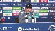 Der Trainer des HSV, Steffen Baumgart, bei einer Pressekonferenz © Screenshot 