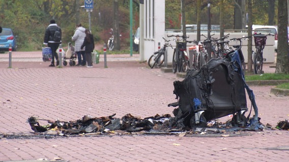 Ein abgebrannter Müllcontainer. © Screenshot 