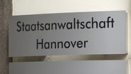 Ein Schild mit der Aufschrift "Staatsanwaltschaft Hannover". © Screenshot 