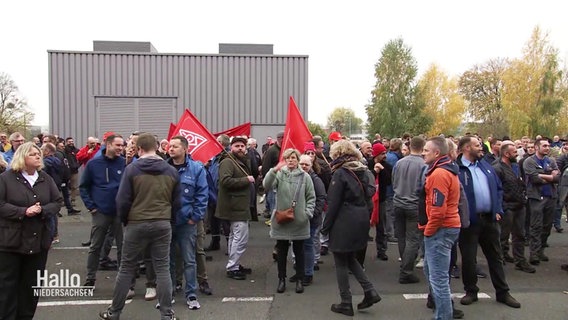 Auf dem Betiebsgelände von VW haben sich viele demonsrierende, streikende Mitarbeitende versammelt. © Screenshot 