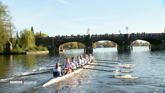 Ein Wettkampf-Ruderboot mit acht Ruderern auf der Alster in Aktion. © Screenshot 