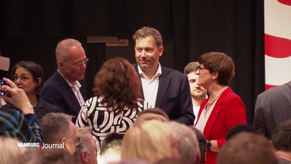 Lars Klingbeil und Saskia Esken (beide SPD) im Gespräch. Sie stehen im CCH in Hamburg. © Screenshot 