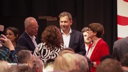 Lars Klingbeil und Saskia Esken (beide SPD) im Gespräch. Sie stehen im CCH in Hamburg. © Screenshot 