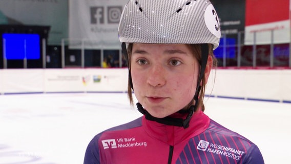 Nachwuchssportlerin Greta Häupl im Interview auf dem Eis © Screenshot 