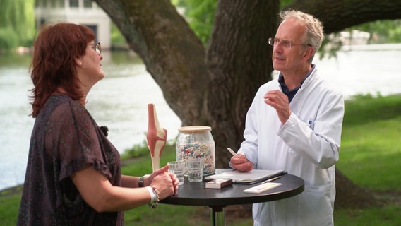 Eine Patientin im Gespräch mit Natur-Doc Prof. Dr. med. Andreas Michalsen © Screenshot 