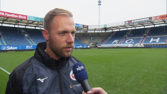 Daniel Brinkmann, der neue Trainer des FC Hansa Rostock im Interview mit NDR MV Sportreporter Jan Didjurgeit © Screenshot 