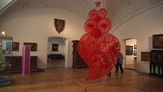 Eine herzförmige Großinstallation der portugiesischen Künstlerin Joana Vasconcelos auf Schloss Gottorf. © Screenshot 