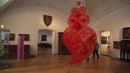 Eine herzförmige Großinstallation der portugiesischen Künstlerin Joana Vasconcelos auf Schloss Gottorf. © Screenshot 