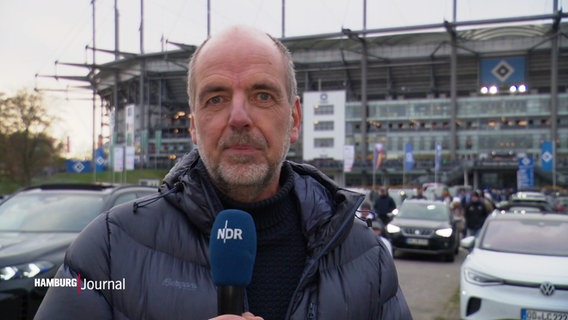 NDR Sportreporter Thorsten Vorbau berichtet vor dem Volksparkstadion © Screenshot 