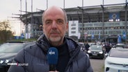 NDR Sportreporter Thorsten Vorbau berichtet vor dem Volksparkstadion © Screenshot 