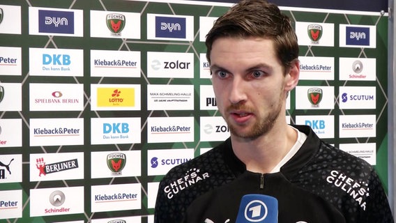 Kreisläufer Hendrik Pekeler vom THW Kiel gibt nach der Niederlage gegen die Füchse Berlin ein Interview. © Screenshot 