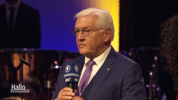 Bundespräsident Frank-Walter Steinmeier hält mit einem ARD-Handmikrofon eine Rede auf einem Benefizkonzert. © Screenshot 