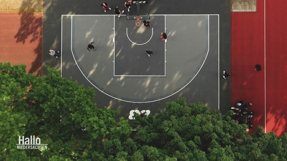 Blick aus der Vogelperspektive auf eine 3x3-Basketballfeld. © Screenshot 