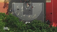 Blick aus der Vogelperspektive auf eine 3x3-Basketballfeld. © Screenshot 