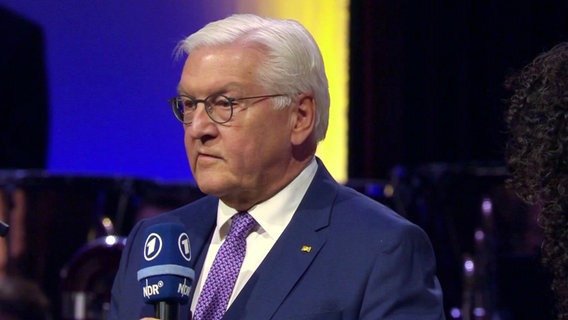 Bundespräsident Frank-Walter Steinmeier hält mit einem ARD-Handmikrofon eine Rede auf einem Benefizkonzert. © Screenshot 