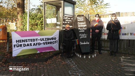 Stiller Protest vor dem Bürgerhaus Henstedt-Ulzburg: Auf einem Sarg steht, was die Gesellschaft durch die AfD verlieren würde: Menschlichkeit, Sozialleistungen, Menschenwürde, Arbeitsplätze und Demokratie. © Screenshot 