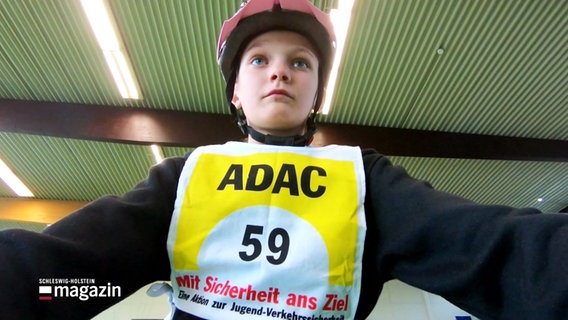 Amy Kollath nimmt am ADAC Landefahrradturnier für Kinder teil. Ihr Trikot trägt die Nummer 59. © Screenshot 