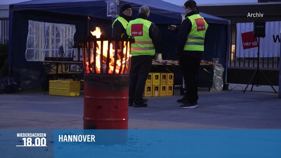 Streikende Verdi-mitglieder stehen draußen an einer Feuertonne. © Screenshot 