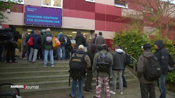 Viele Wohnungslose stehen vor dem Gebäude des Diakonie Zentrums. © Screenshot 