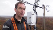 Forscher Alexander Knohl steht auf einer Mess-Plattform im Wald hoch über den Baumkronen. © Screenshot 