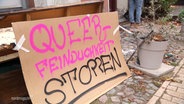 Ein Protestschild mit der Aufschrift "Queerfeindlichkeit stoppen!" © Screenshot 