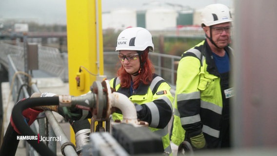 Eine Auszubildene arbeitet im Hafen und dreht an einem Ventil. © Screenshot 