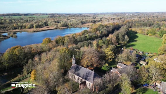 Die Dorfkirche in Flemhude, gefilmt von oben. © Screenshot 