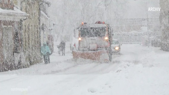 Ein Schneeflug schiebt sich durch eine verschneite Straße. © Screenshot 