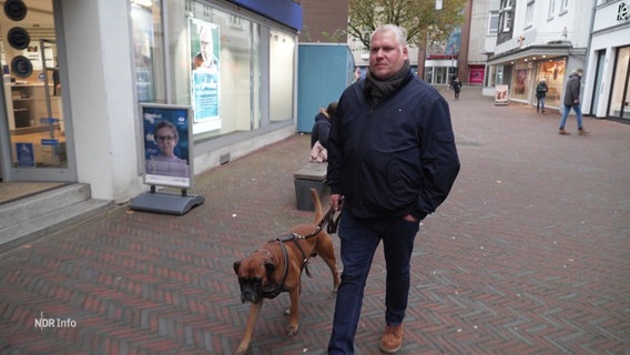 Mirko Heim läuft mit seinem Hund durch die Fußgängerzone in Itzehoe. © Screenshot 