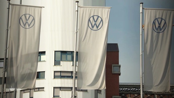 Fahnen mit dem Logo von VW. © Screenshot 