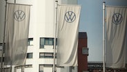 Fahnen mit dem Logo von VW. © Screenshot 