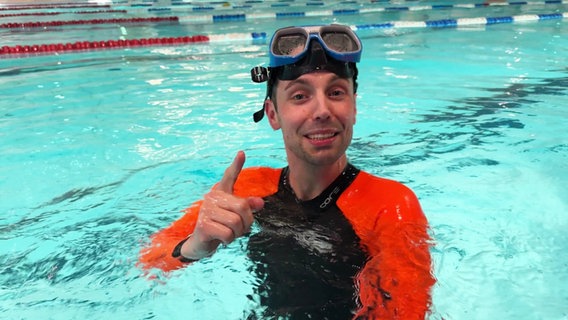 Patrick Ortel moderiert in einem Schwimmbecken. © Screenshot 