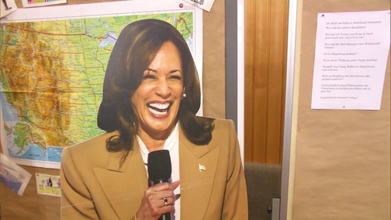 Ein Pappaufsteller von US-Vizepräsidentin Kamala Harris. © Screenshot 