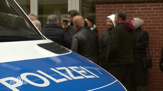 Ein Polizeiauto ist im Vordergrund zu sehen. © Screenshot 