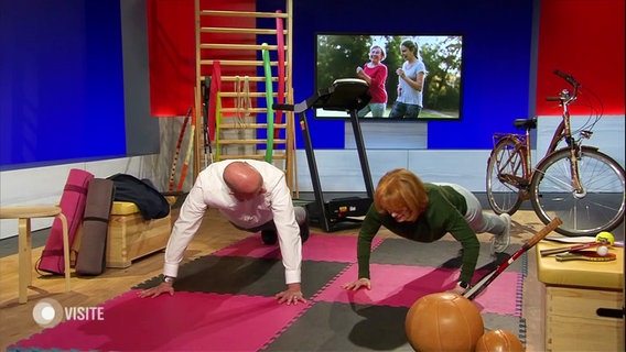 Vera Cordes und Gast machen Liegestütze. © Screenshot 