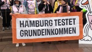 Ein Banner mit "Hamburg testet Grundeinkommen". © Screenshot 