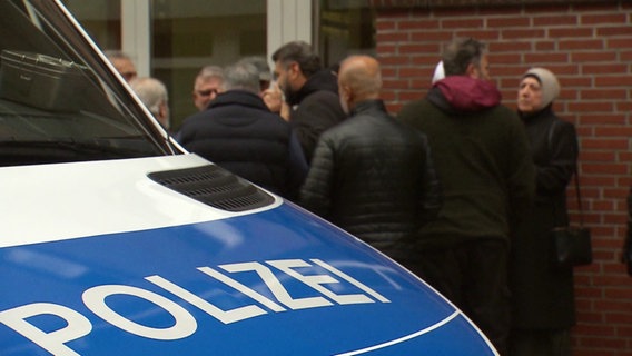 Ein Polizeiauto im Vordergrund. © Screenshot 