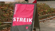 Auf einem Schild steht ein Streikaufruf der Gewerkschaft ver.di. © Screenshot 