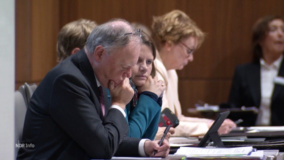 Niedersachsens Ministerpräsident Weil und seine Stellvertreterin Hamburg blicken während einer Landtagssitzung nachdenklich drein. © Screenshot 