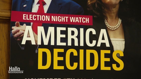 Plakat mit Fotos von Donald Trump und Kamala Harris, darüber die Überschrift: "Election night watch - America decides". © Screenshot 